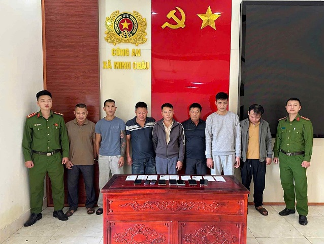 Nghệ An: Đột kích ổ nhóm đánh bạc, bắt 8 đối tượng, thu giữ gần 170 triệu đồng