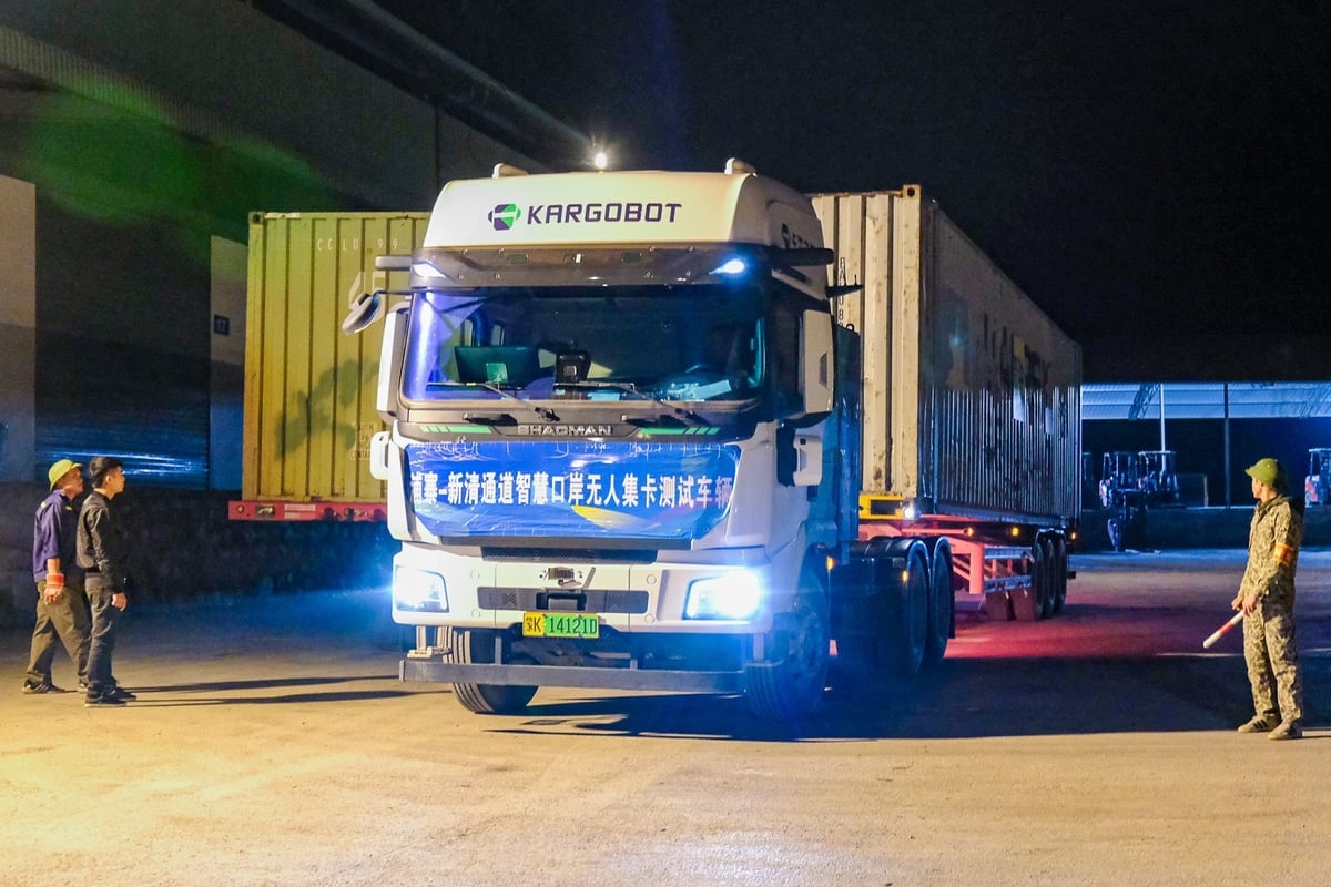 Xe điện không người lái (AGV) qua km số 0, vào địa phận Việt Nam. Dòng chữ trước đầu xe là: Thử nghiệm xe điện không người lái qua cửa khẩu thông minh Pò Chài - Tân Thanh. (Ảnh: nongnghiepmoitruong.vn)