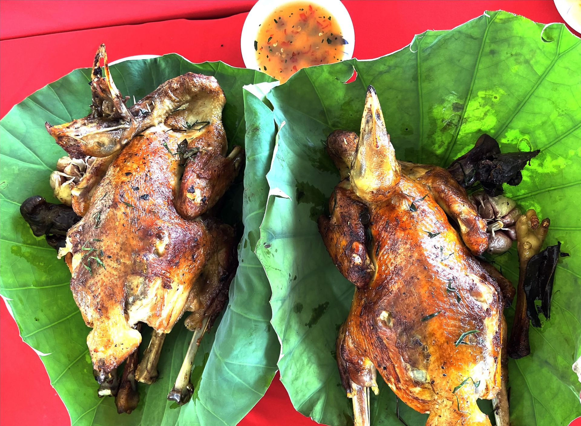 Về miền Bảy Núi, thưởng thức hương vị gà đốt trứ danh