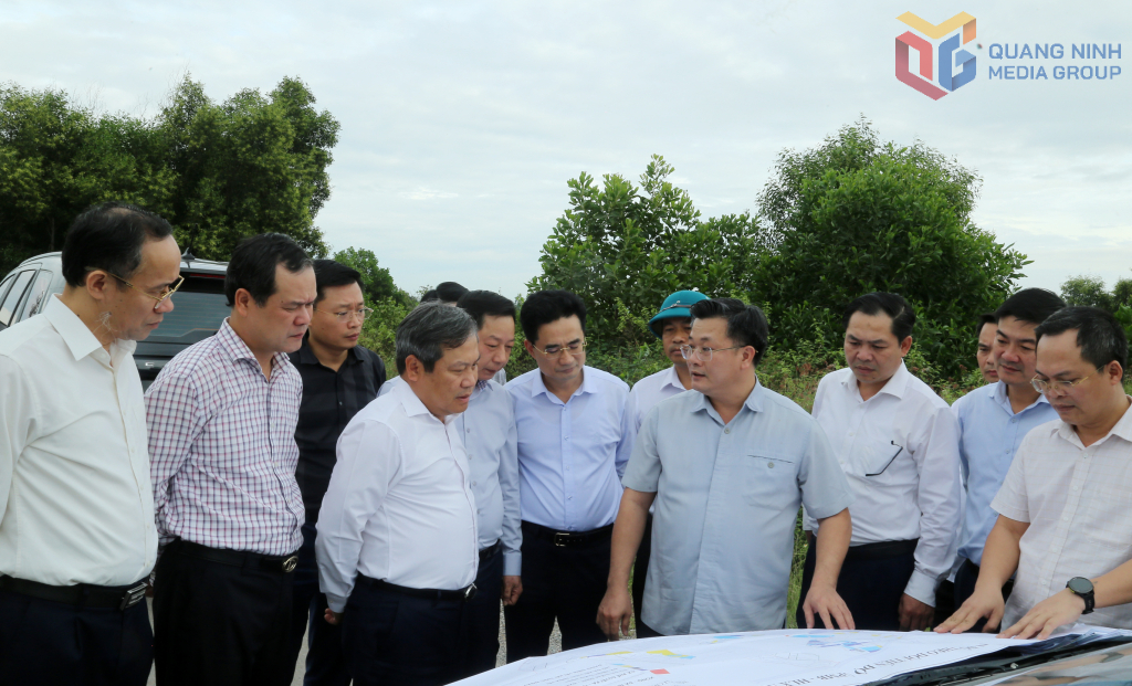 Bí thư Tỉnh ủy Quảng Ninh nghe lãnh đạo phường Hà An báo cáo công tác GPMB dự án. Bí thư Tỉnh ủy Quảng Ninh nghe lãnh đạo phường Hà An báo cáo công tác GPMB dự án.