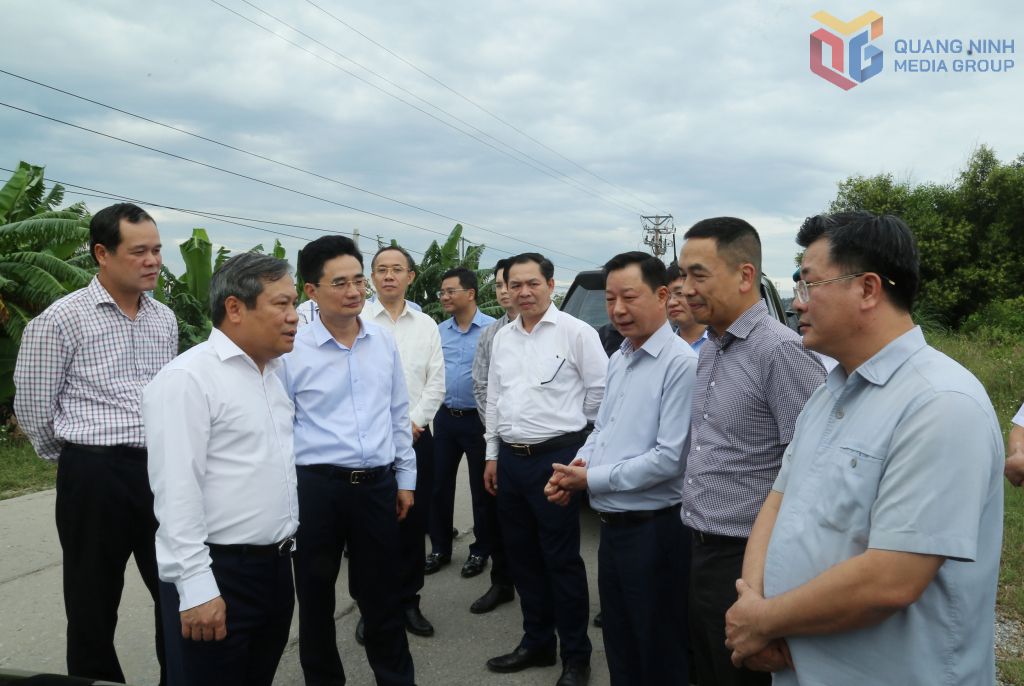 Bí thư Tỉnh ủy Quảng Ninh trao đổi với các sở, ngành và chủ đầu tư. Bí thư Tỉnh ủy Quảng Ninh trao đổi với các sở, ngành và chủ đầu tư.