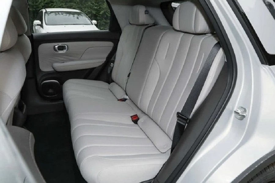 Hàng ghế thứ 2 khá rộng rãi so với các mẫu xe khác trong phân khúc
