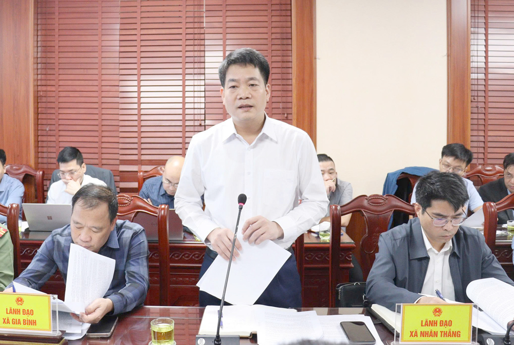 Đồng chí Lương Trung Hậu, Chủ tịch UBND xã Gia Bình phát biểu tại hội nghị.