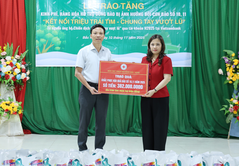 Lãnh đạo Hội Chữ thập đỏ tỉnh trao biểu trưng hỗ trợ cho xã Yên Thế.