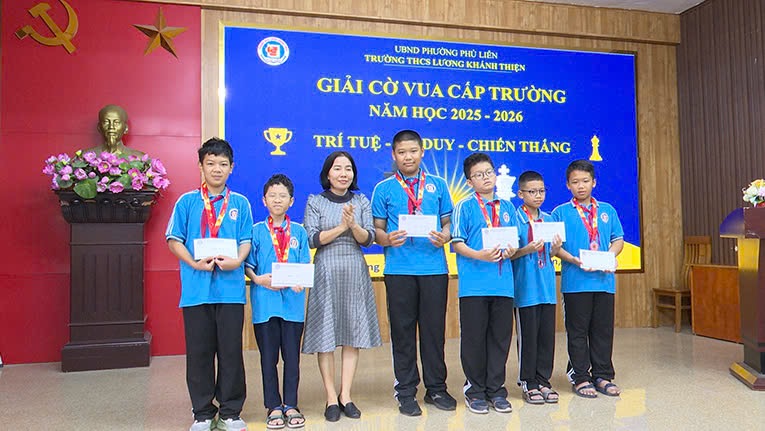 Nhà giáo Phạm Thị Mai Hồng – Phó Hiệu trưởng trường THCS Lương Khánh Thiện trao giải cho các em đạt giải ở các bảng đấu. Nhà giáo Phạm Thị Mai Hồng – Phó Hiệu trưởng trường THCS Lương Khánh Thiện trao giải cho các em đạt giải ở các bảng đấu.