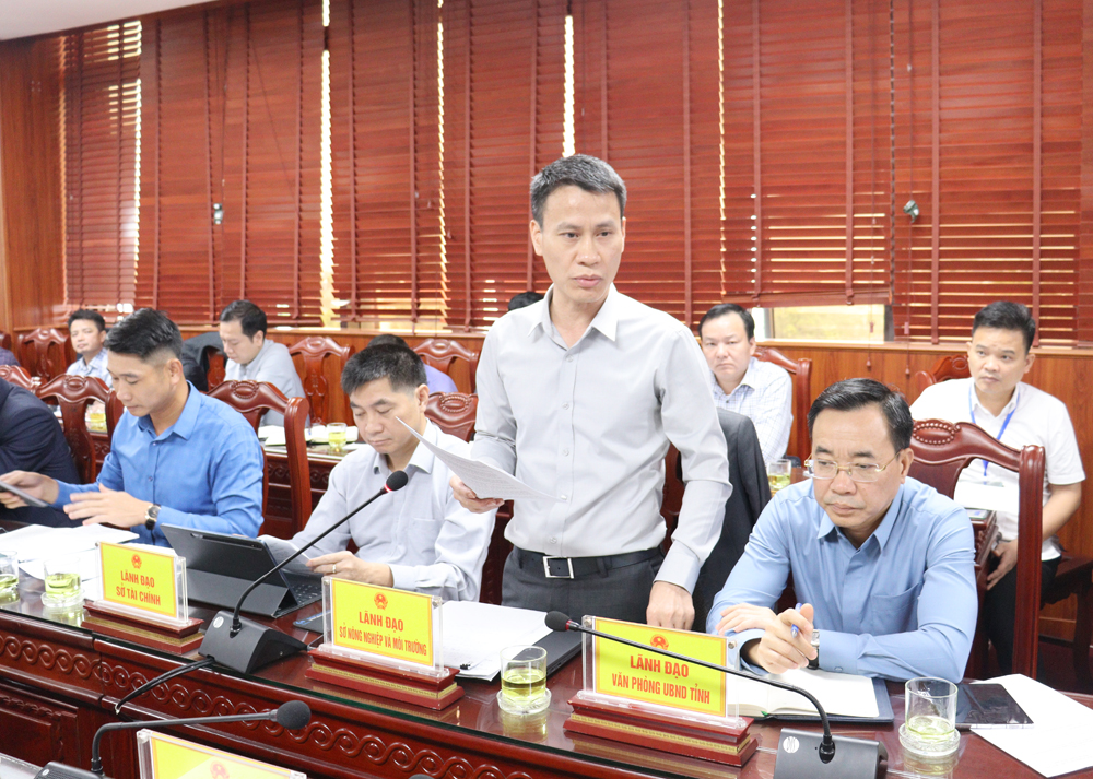 Đồng chí Nguyễn Mạnh Lân, Phó Giám đốc Sở Nông nghiệp và Môi trường làm rõ một số quy định về bồi thường, giải phóng mặt bằng.