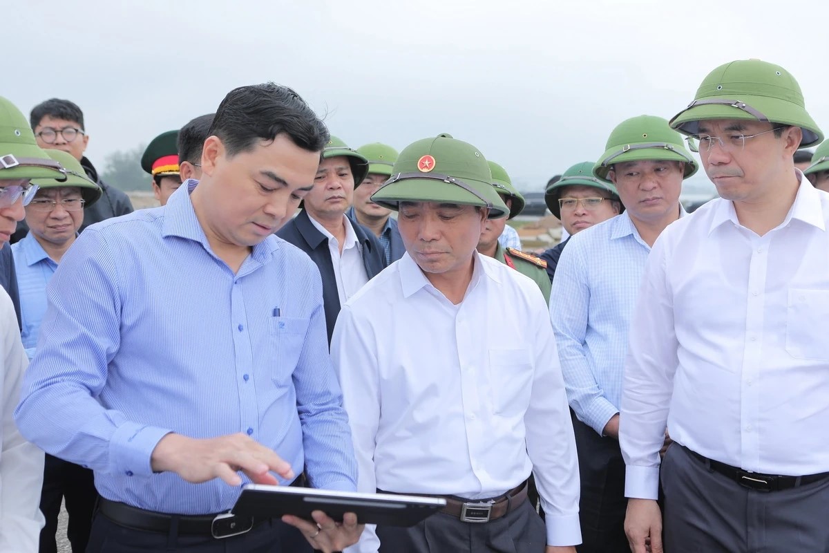 Bí thư Tỉnh ủy Nguyễn Doãn Anh, các đồng chí Phó Bí thư Tỉnh ủy cùng thành viên trong đoàn đã đi khảo sát thực địa về hạ tầng giao thông KKT Nghi Sơn