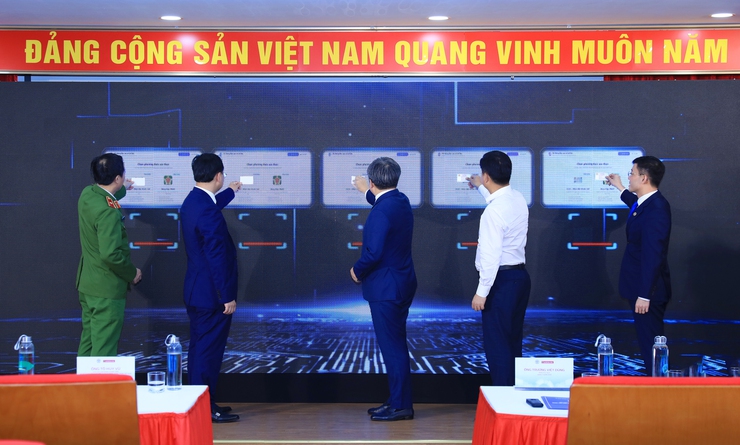 Các đại biểu thực hiện nghi thức ra mắt mô hình thí điểm Kiosk thông minh và hệ thống xác thực, cấp bản sao số tài liệu điện tử