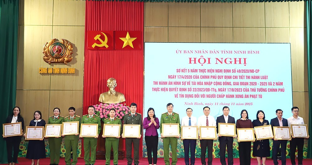 Khen thưởng các tập thể, cá nhân có thành tích xuất sắc trong thực hiện Nghị định số 49/2020/NĐ-CP của Chính phủ và Quyết định số 22/2023/QĐ-TTg của Thủ tướng Chính phủ.