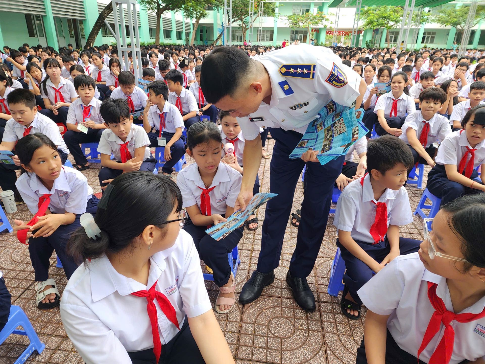 Phát tờ rơi tuyên truyền cho các em học sinh