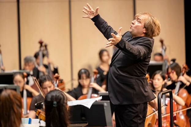 Nhạc trưởng Yury Tkachenko với phong cách chỉ huy đầy cảm xúc