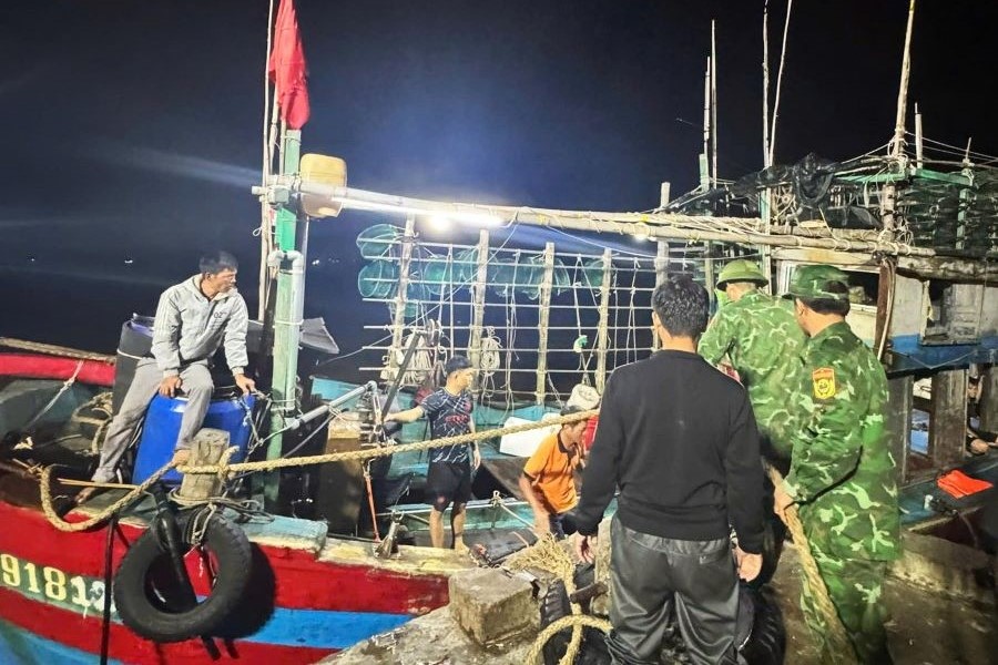 Trạm Biên phòng Cửa khẩu cảng Hòn La tiếp nhận các thuyền viên gặp nạn.