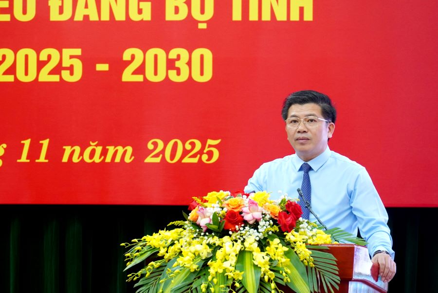 Ph&oacute; B&iacute; thư Thường trực Tỉnh ủy Trần Vũ Khi&ecirc;m tr&igrave;nh b&agrave;y Chuy&ecirc;n đề 1.