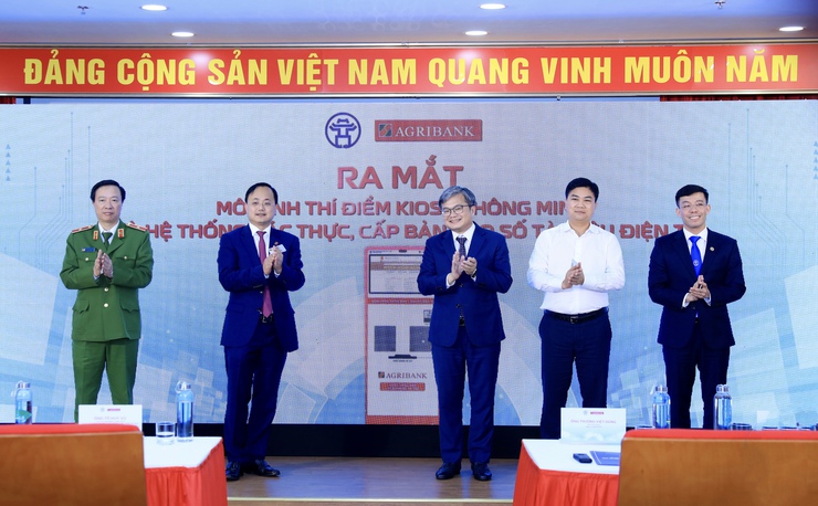 Hà Nội ra mắt mô hình thí điểm Kiosk thông minh và hệ thống xác thực, cấp bản sao số tài liệu điện tử