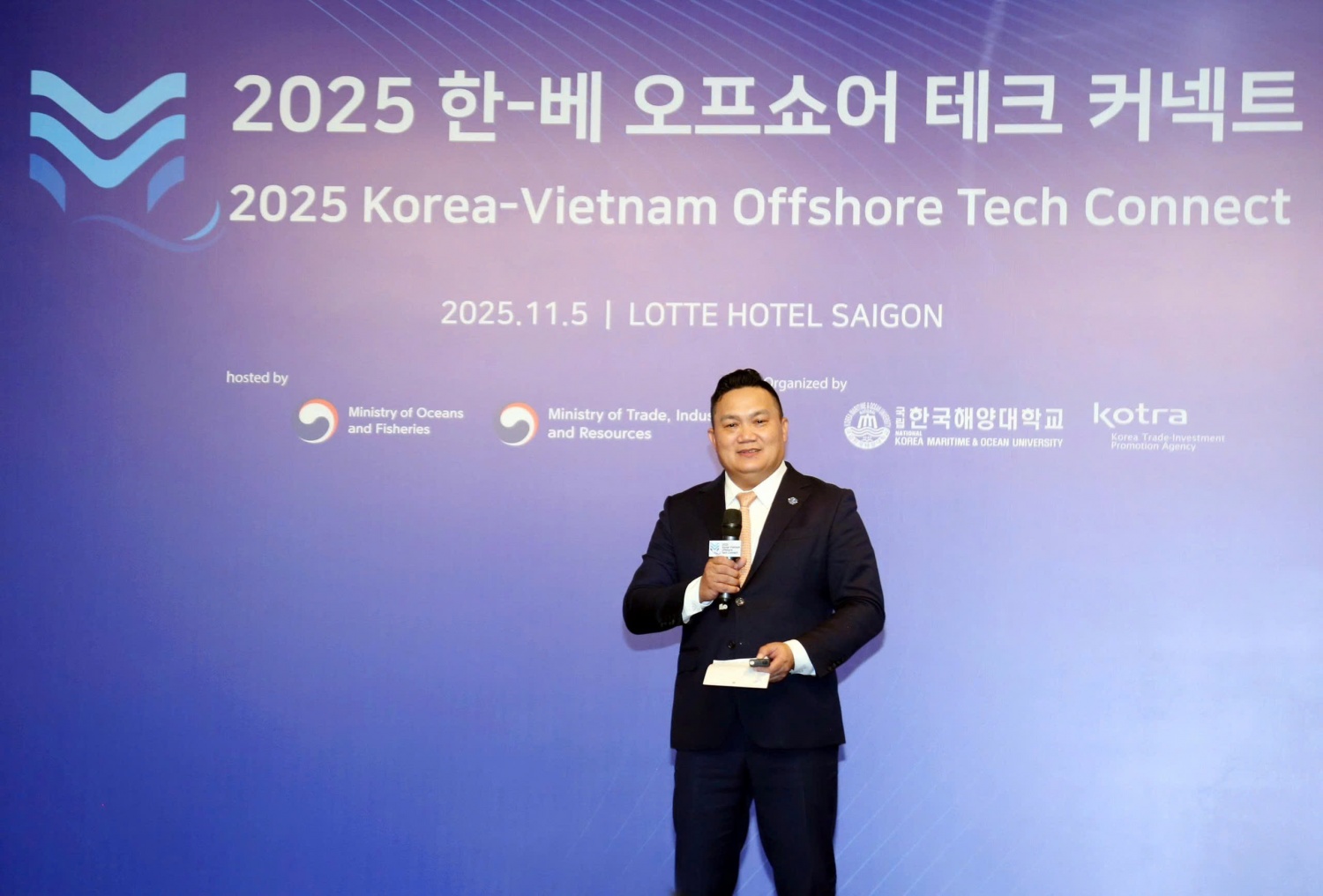 Ông Lê Quang Trung, Phó Tổng Giám đốc Tổng Công ty Hàng hải Việt Nam (VIMC) trình bày Dự án cảng Trung chuyển Quốc tế Cần Giờ