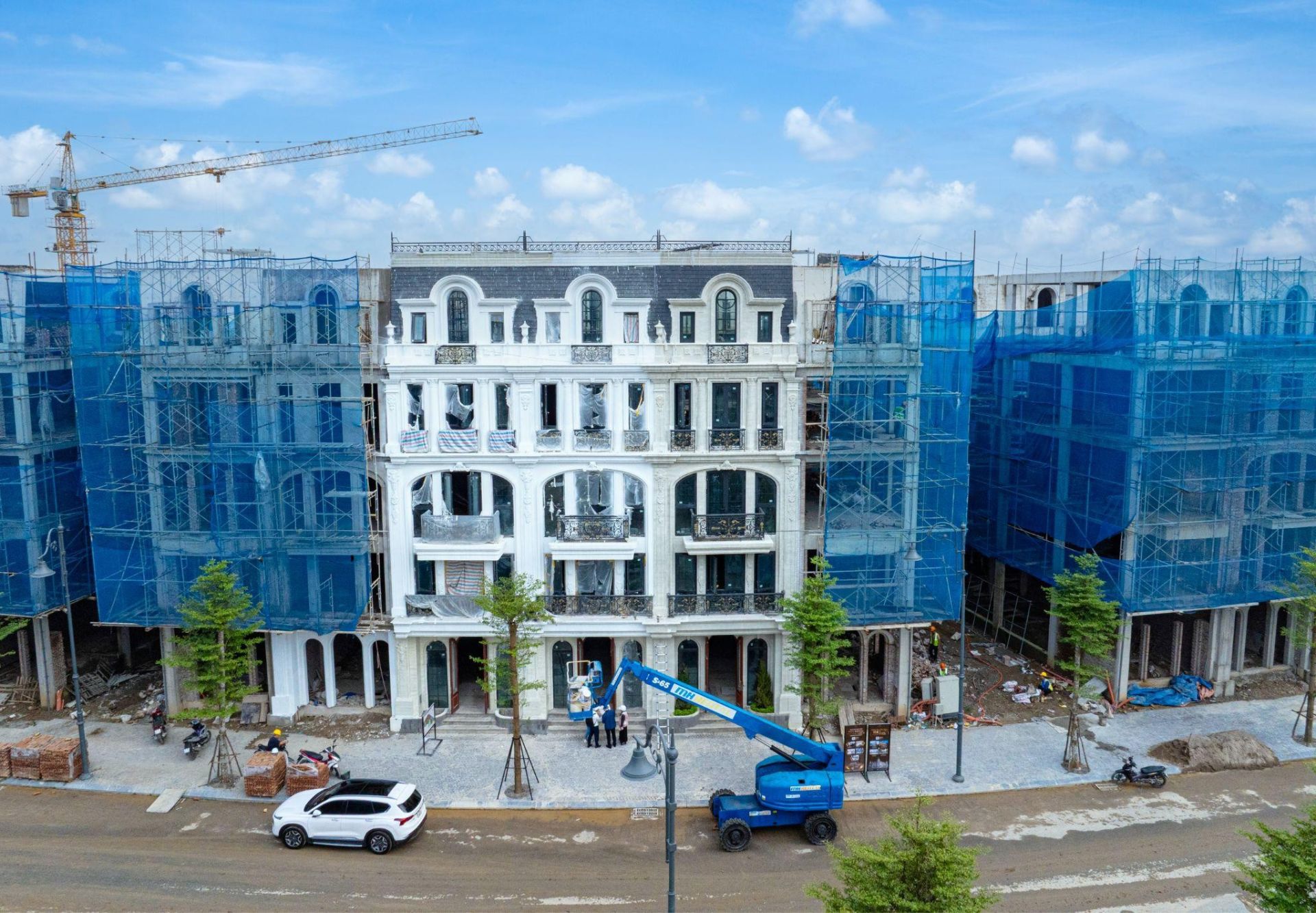 Các căn nhà phố Châu Âu được bàn giao hoàn thiện mặt ngoài với hệ vật liệu cao cấp, bền vững được tuyển chọn khắt khe, kết hợp kỹ nghệ hoàn thiện tinh xảo từ đội ngũ nghệ nhân hàng đầu, tạo nên diện mạo chuẩn mực của một khu đô thị hàng hiệu.