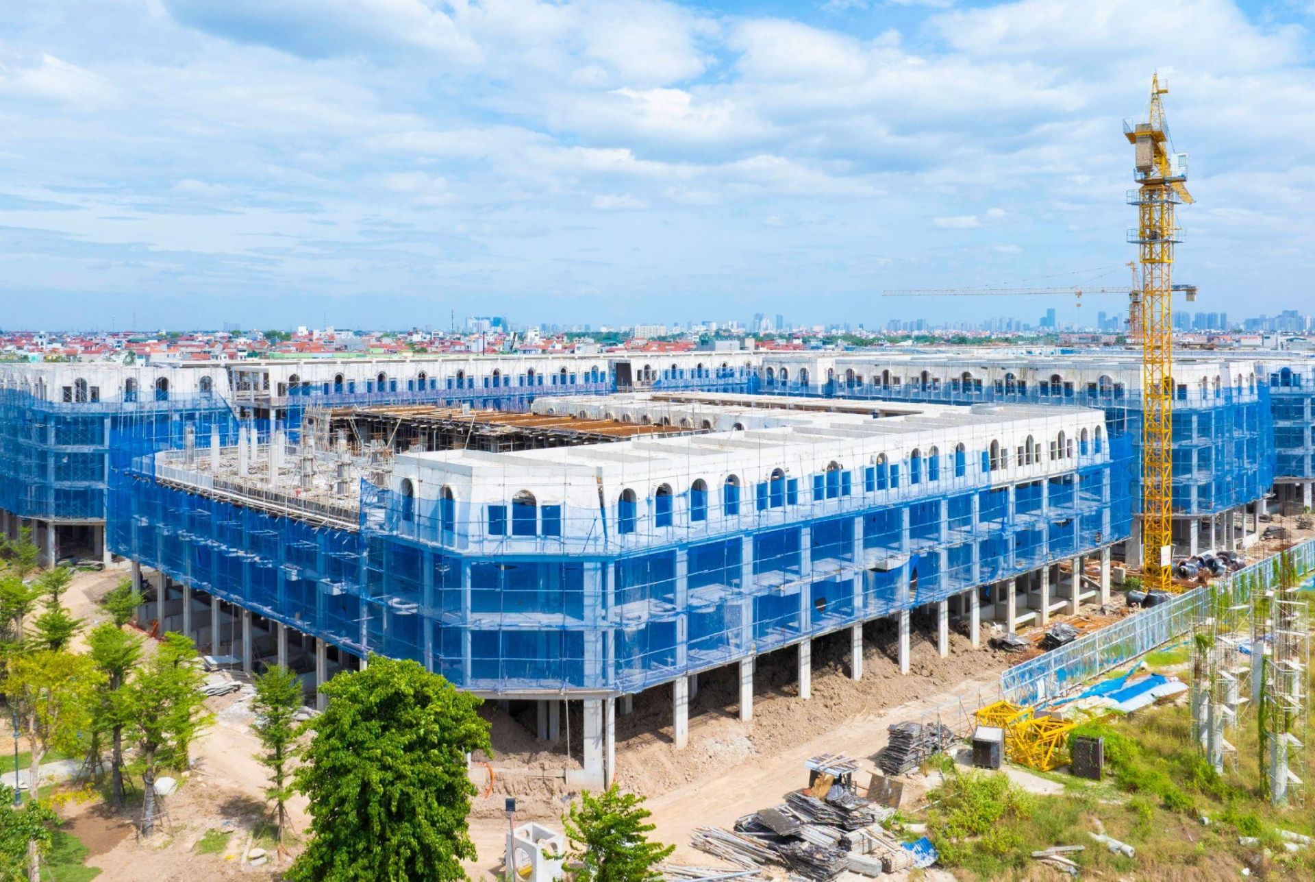 Mọi hạng mục thi công đều được kiểm soát chặt chẽ bởi đội ngũ chuyên gia và đơn vị tư vấn giám sát, bảo đảm tiêu chuẩn bền vững, tinh tế và thẩm mỹ.