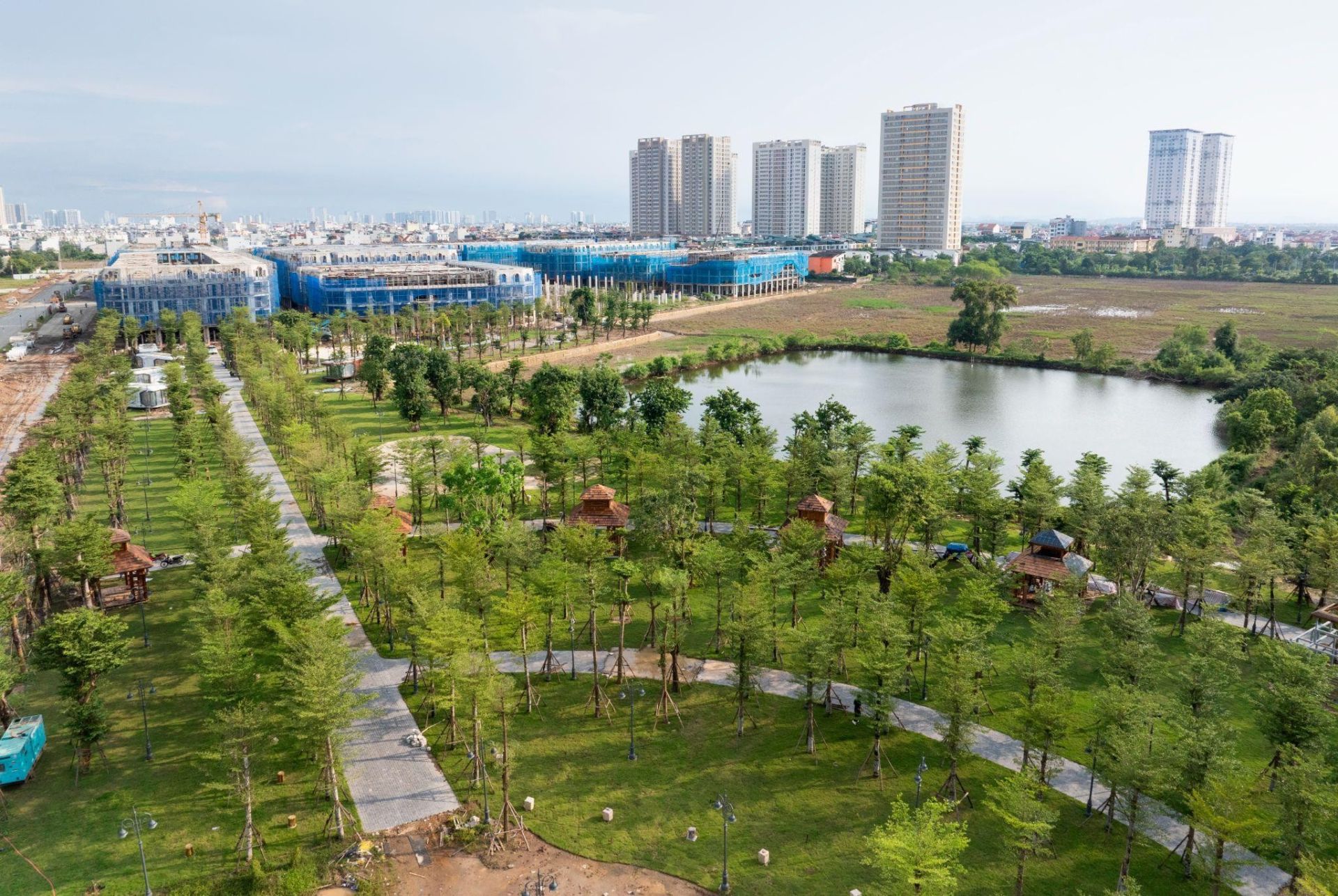 Khu công viên trung tâm rộng 1,6ha đang dần thành hình với các hạng mục lát đá, dựng chòi nghỉ, phủ thảm cỏ và trồng cây xanh đồng bộ.