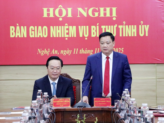 Bí thư Tỉnh ủy Nguyễn Khắc Thận phát biểu tại lễ bàn giao nhiệm vụ.