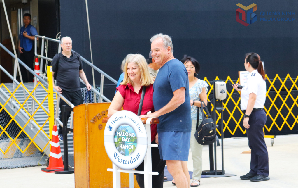 Du khách phấn khởi khi đến Quảng Ninh.