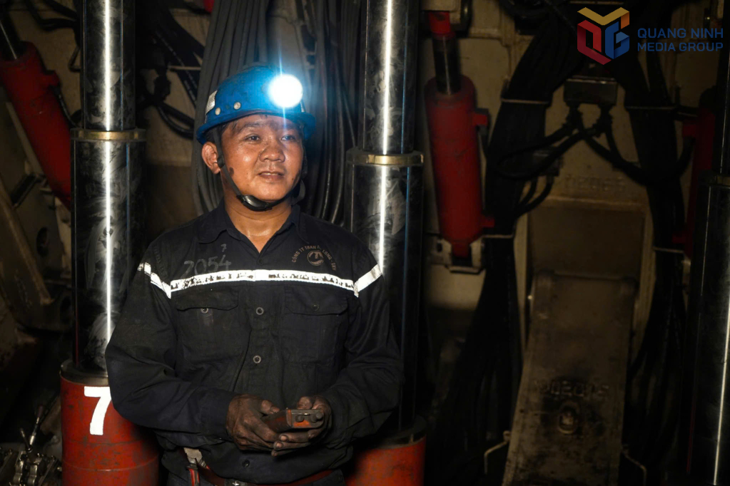 Công nhân Công ty Than Hạ Long điều khiển giàn chống trong lò chợ.