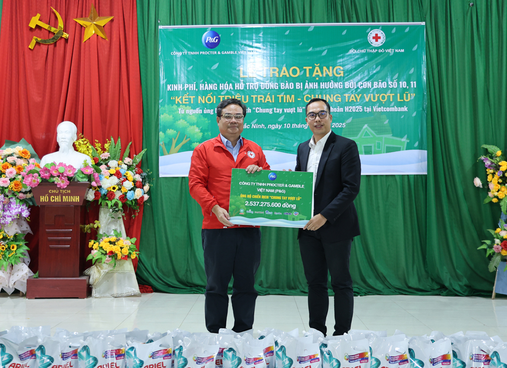 Đại diện Công ty P&G trao biểu trưng hỗ trợ cho Trung ương Hội Chữ thập đỏ Việt Nam.