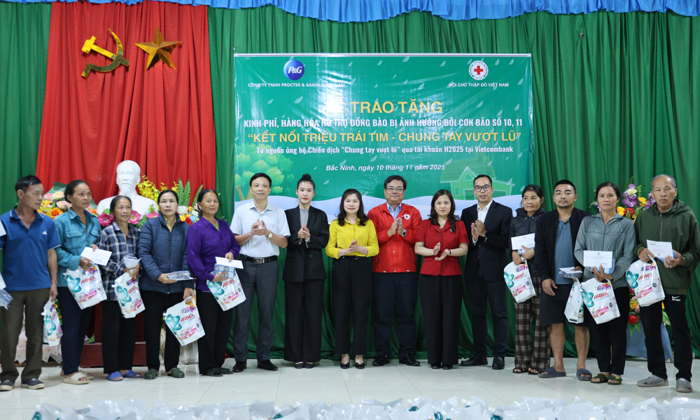 Bắc Ninh: Trao quà hỗ trợ người dân khắc phục hậu quả bão lũ