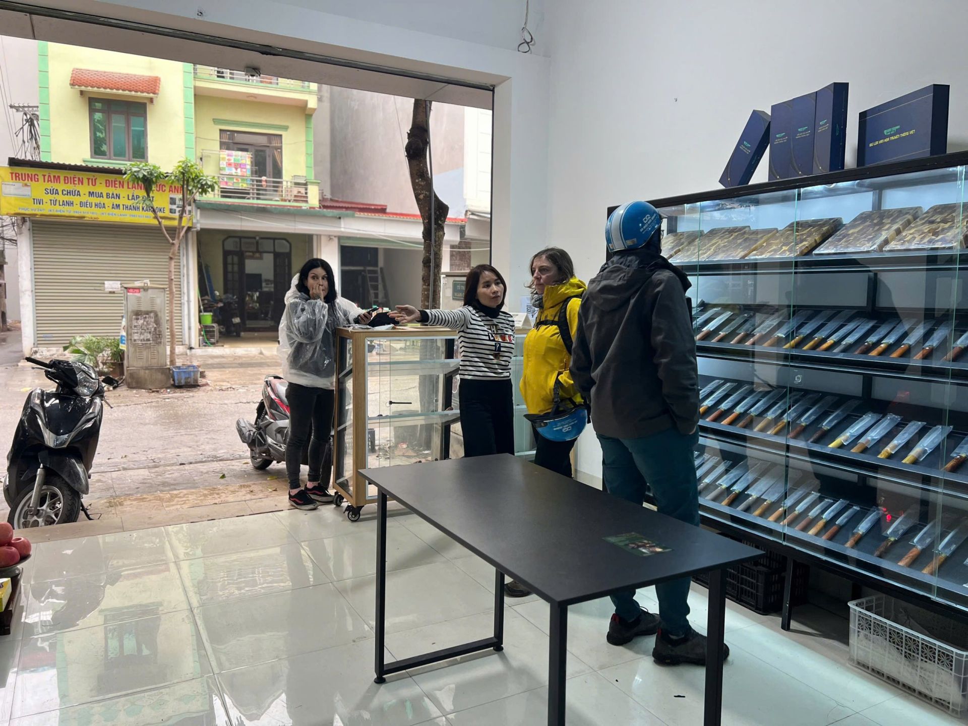 Những lưỡi dao thủ công sáng loáng được bày bán tại không gian làng nghề