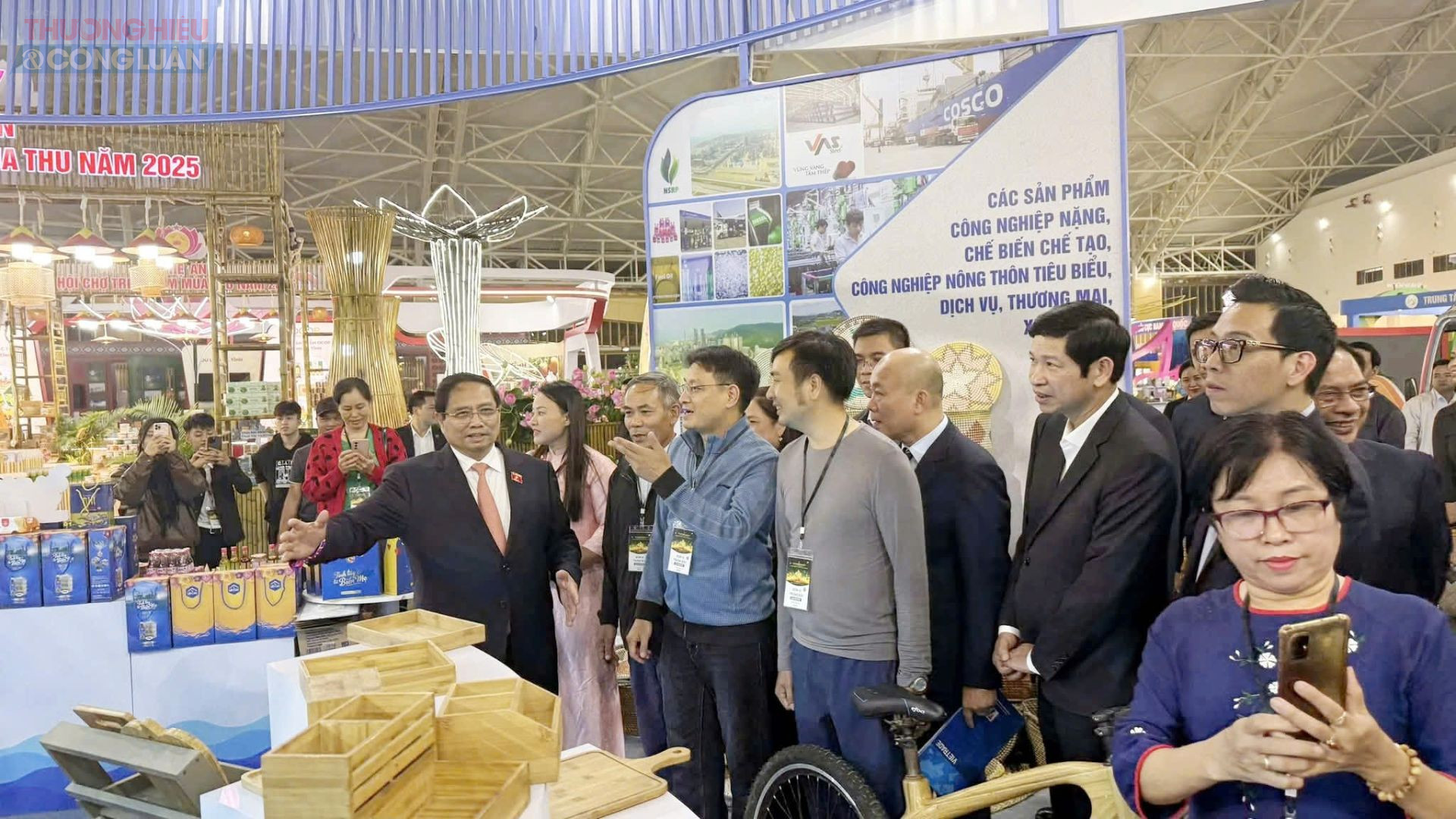 Thủ tướng Phạm Minh Chính tham quan gian hàng OCOP tỉnh Thanh Hoá tại Hội chợ Mùa Thu 2025.