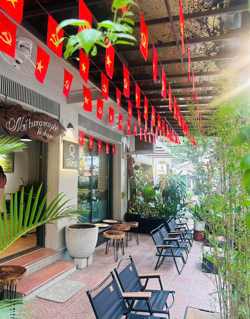 Buổi s&aacute;ng m&ugrave;a đ&ocirc;ng tr&ecirc;n phố T&ocirc; Hiệu &ndash; nơi hương c&agrave; ph&ecirc; lan khắp kh&ocirc;ng gian.