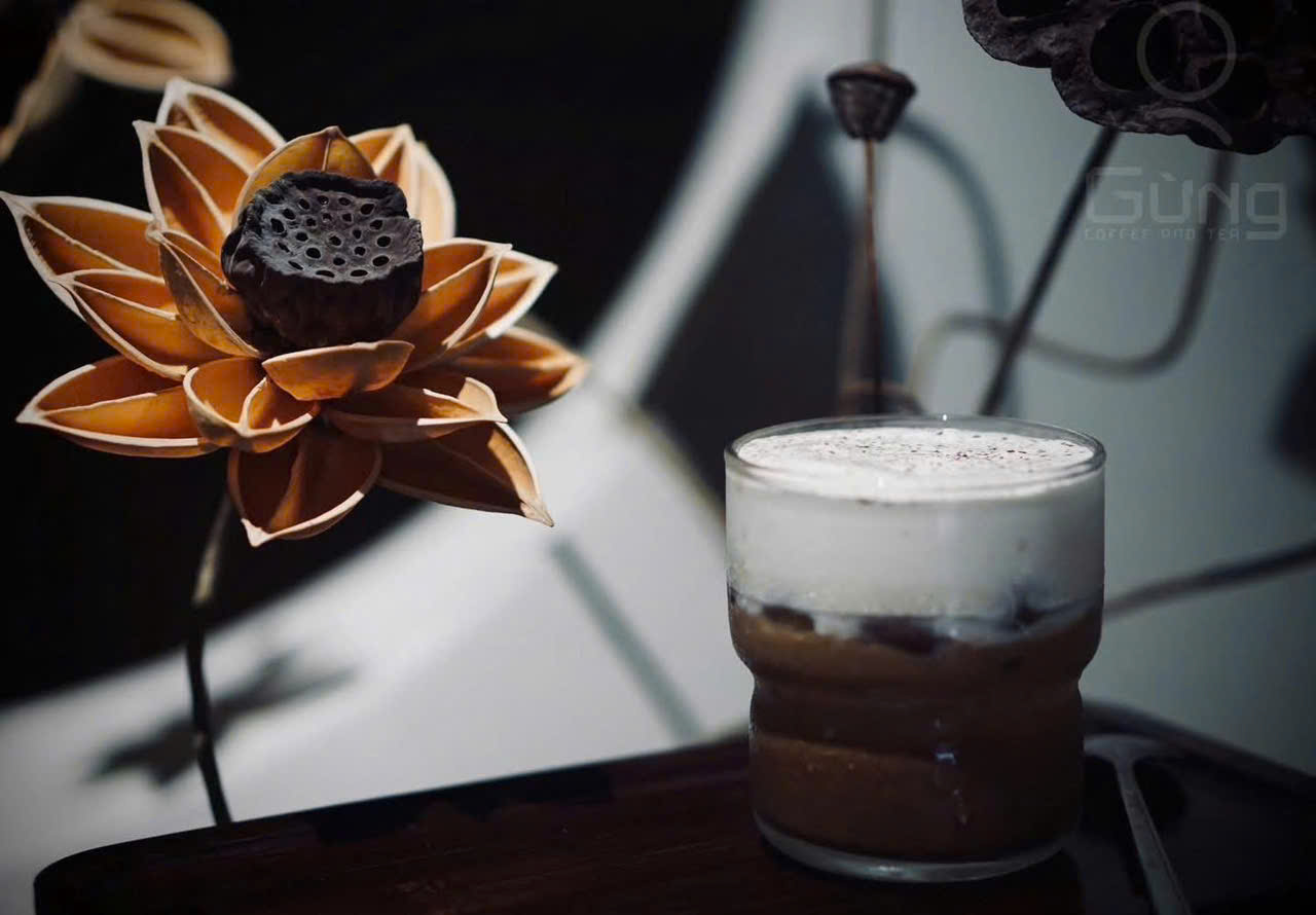 y c&agrave; ph&ecirc; giữa tiết trời se lạnh &ndash; hương vị quen thuộc của m&ugrave;a đ&ocirc;ng H&agrave; Nội.