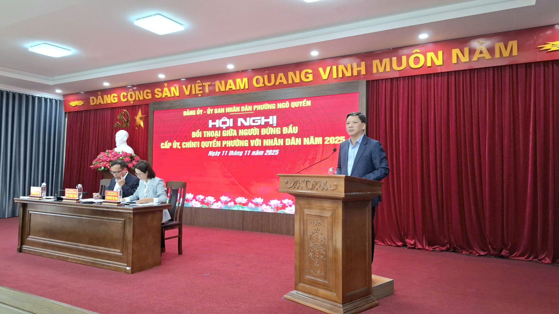 Đồng chí Nguyễn Quốc Thái - Phó Bí thu Đảng ủy, Chủ tịch UBND phường thông tin tình hình phát triển kinh tế - xã hôi, quốc phòng an ninh tại địa phương.