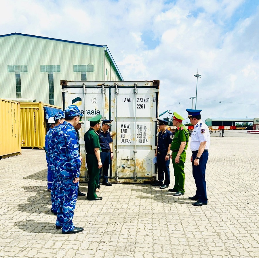 Lực lượng Hải quan phối hợp với lực lượng chức năng kiểm tra container hàng hóa