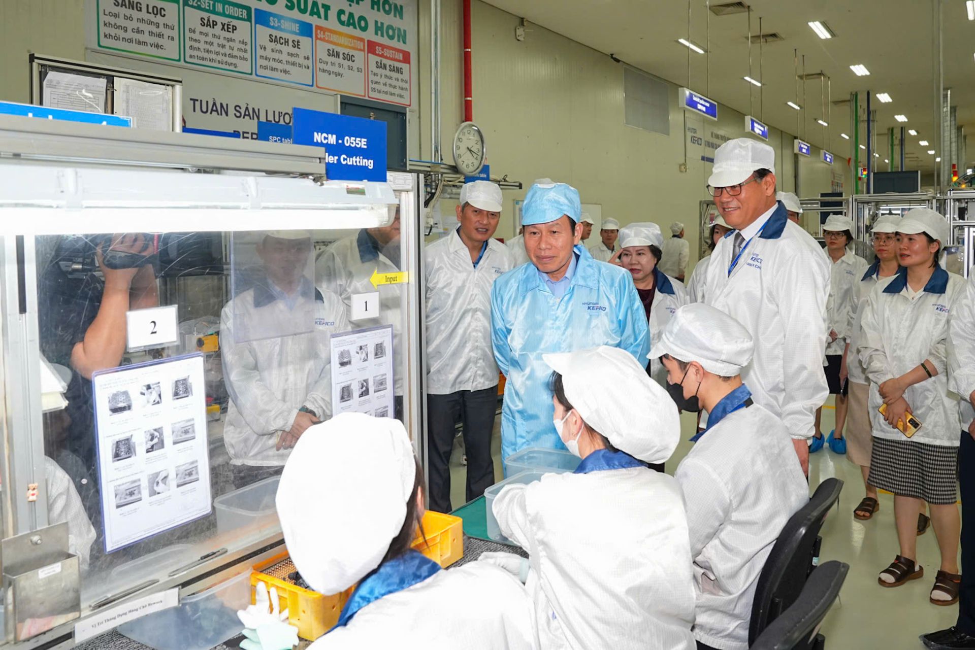 Đồng chí Bí thư Thành ủy thăm nhà máy của Công ty TNHH Hyundai Kefico Việt Nam. Đồng chí Bí thư Thành ủy thăm nhà máy của Công ty TNHH Hyundai Kefico Việt Nam.