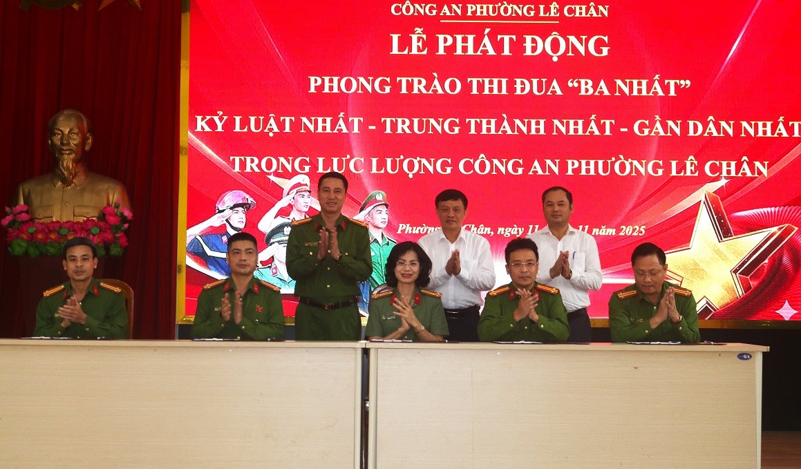 Đồng chí Đặng Đông Anh - Ủy viên Thành ủy, Bí thư Đảng ủy, Chủ tịch HĐND phường Lê Chân chứng kiến lễ kí kết giao ước thi đua 