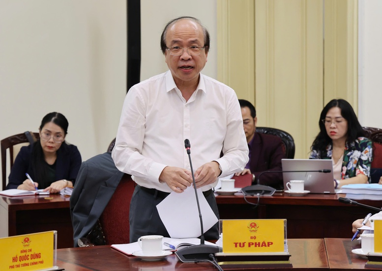 Thứ trưởng Bộ Tư pháp Phan Chí Hiếu báo cáo tại cuộc họp - Ảnh: VGP/Gia Huy