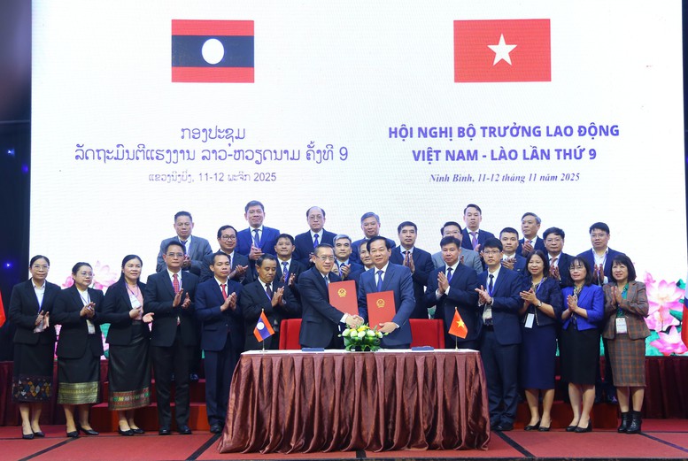 Bộ trưởng Bộ Nội vụ Việt Nam Đỗ Thanh Bình và Bộ trưởng Bộ Lao động và Phúc lợi Lào Phosay Sayasone đã ký Bản Ghi nhớ hợp tác - Ảnh: VGP/TG