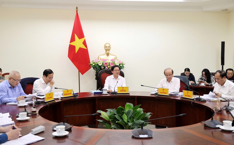 Phó Thủ tướng đề nghị Bộ Tư pháp phối hợp với các bộ, ngành hoàn thiện dự thảo Nghị quyết của Chính phủ về tháo gỡ khó khăn, vướng mắc trong thể chế, báo cáo Thủ tướng trong tháng 12/2025 - Ảnh: VGP/Gia Huy