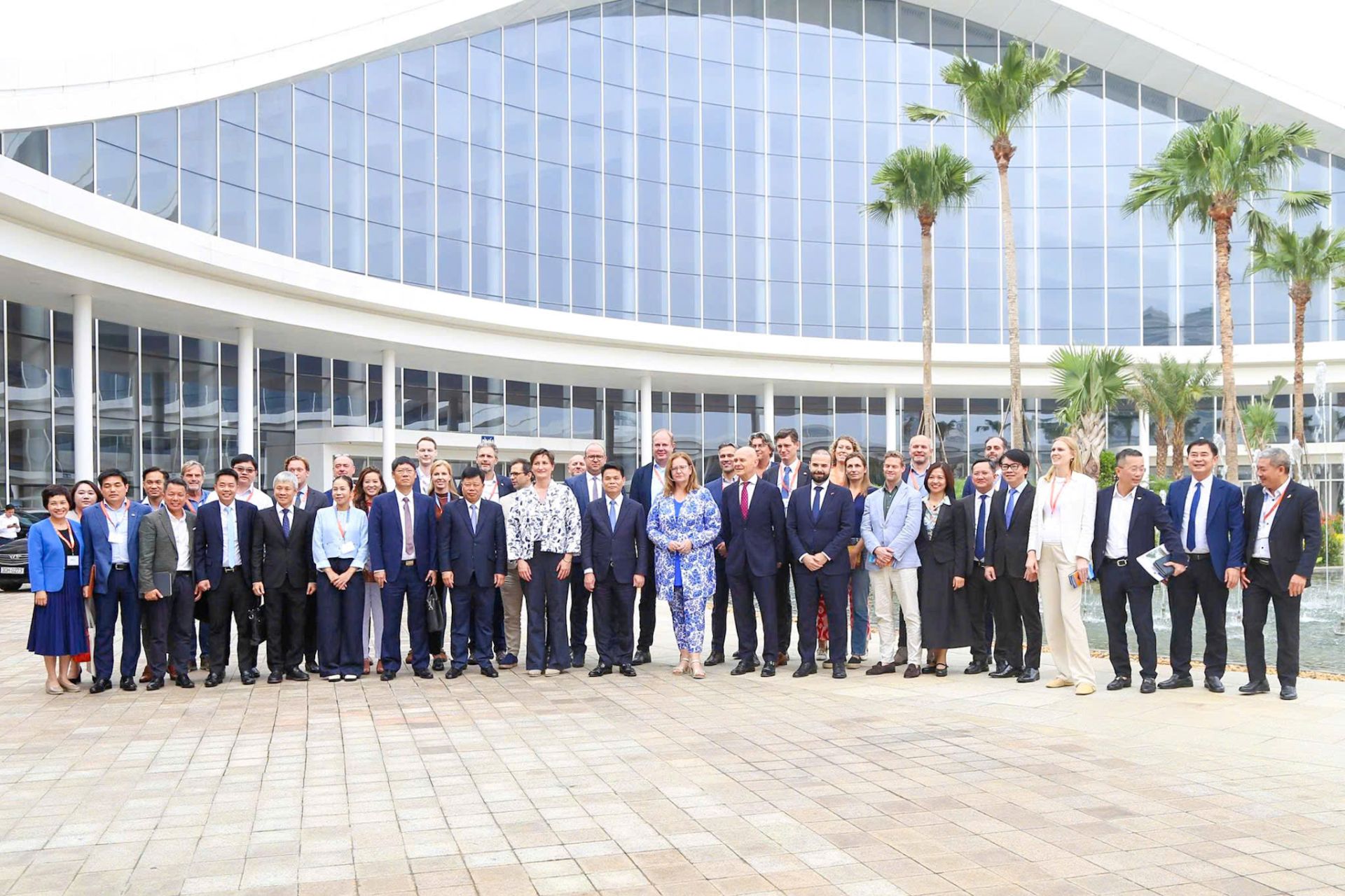 Lãnh đạo thành phố và Đoàn công tác chụp ảnh lưu niệm. Lãnh đạo thành phố và Đoàn công tác chụp ảnh lưu niệm.