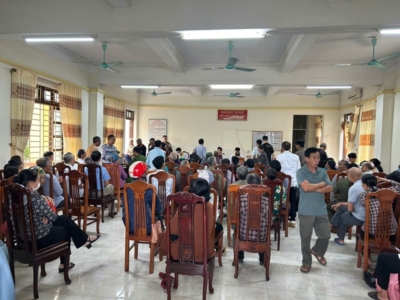 Tổ công tác tiếp đón, hướng dẫn các thân nhân liệt sĩ khai thông tin vào các phiếu đảm bảo đúng thông tin, đầy đủ và triển khai lấy mẫu ADN