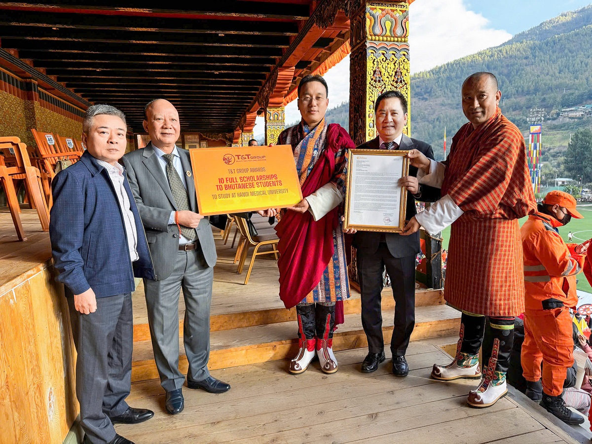 Lãnh đạo T&T Group trao 10 suất học bổng toàn phần cho sinh viên Bhutan theo học tại ĐH Y Hà Nội.