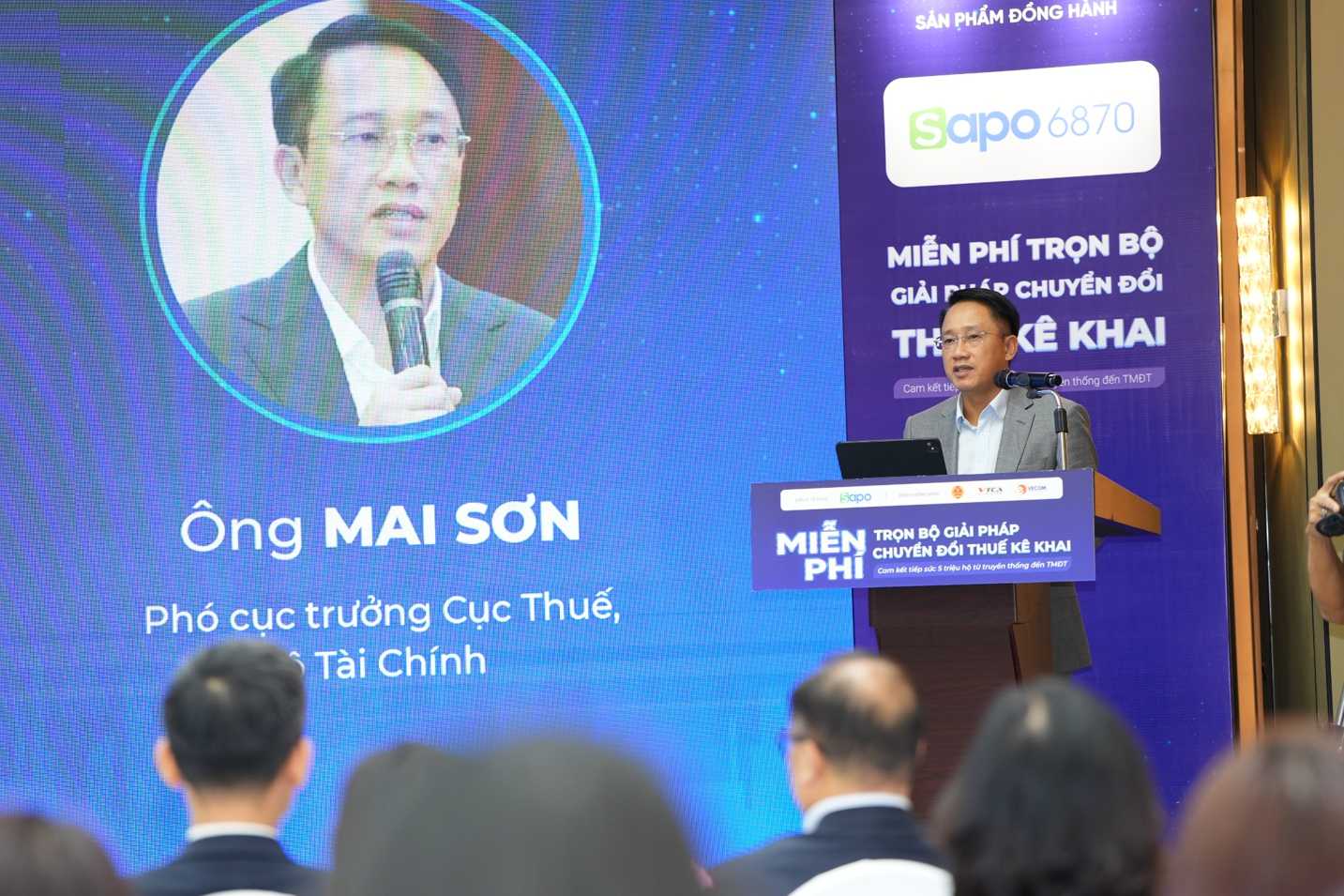 &Ocirc;ng Mai Sơn, Ph&oacute; Cục trưởng Cục Thuế (Bộ T&agrave;i ch&iacute;nh) ph&aacute;t biểu tại lễ c&ocirc;ng bố chiến dịch &ldquo;Miễn ph&iacute; trọn bộ giải ph&aacute;p chuyển đổi thuế k&ecirc; khai cho 5 triệu hộ kinh doanh từ truyền thống đến thương mại điện tử&rdquo; do C&ocirc;ng ty Cổ phần C&ocirc;ng nghệ Sapo tổ chức. Ảnh: Lục Giang