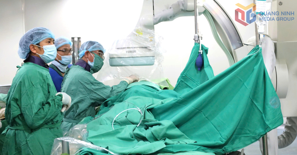 C&aacute;c chuy&ecirc;n gia, b&aacute;c sĩ trong đo&agrave;n c&ocirc;ng t&aacute;c thực hiện phẫu thuật cho một bệnh nh&acirc;n trong đợt n&agrave;y.