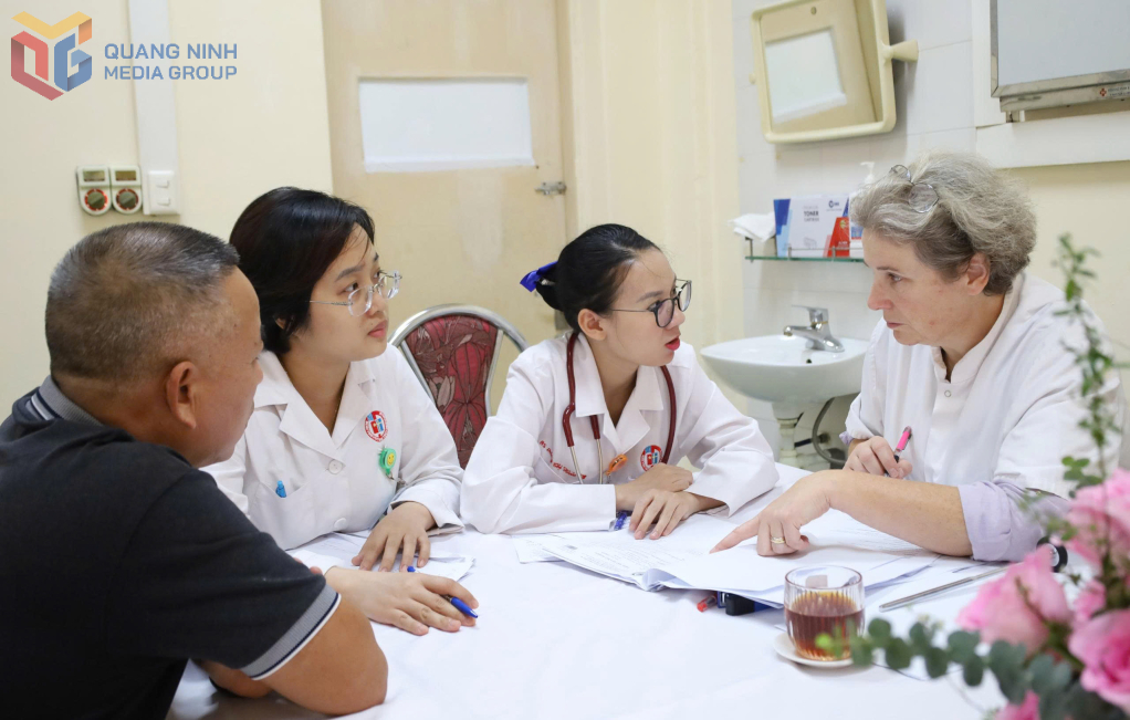 Đoàn chuyên gia Bệnh viện Saint Dizier (Pháp) chia sẻ chuyên môn tại Bệnh viện Việt Nam - Thụy Điển Uông Bí