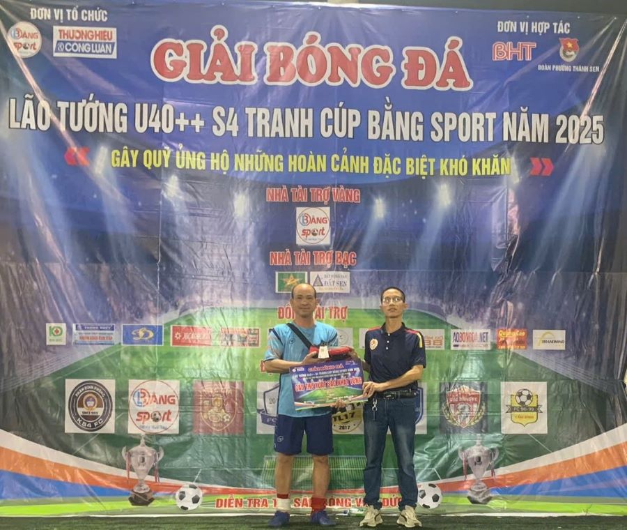 Ban tổ chức trao giải cầu thủ xuất sắc nhất lượt 3 vòng bảng.