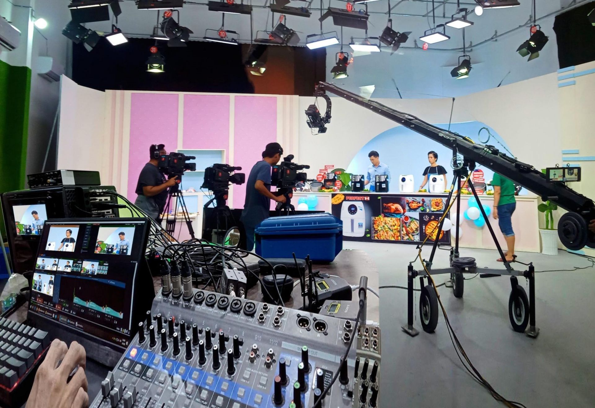 Dự thảo Luật Thương mại điện tử (TMĐT) đang được trình Quốc hội đề xuất yêu cầu định danh cá nhân người bán và người livestream bán hàng, trong đó người bán trong nước phải xác thực qua VNeID và mọi giao dịch phải sử dụng tài khoản thanh toán chính chủ. Ảnh: KT