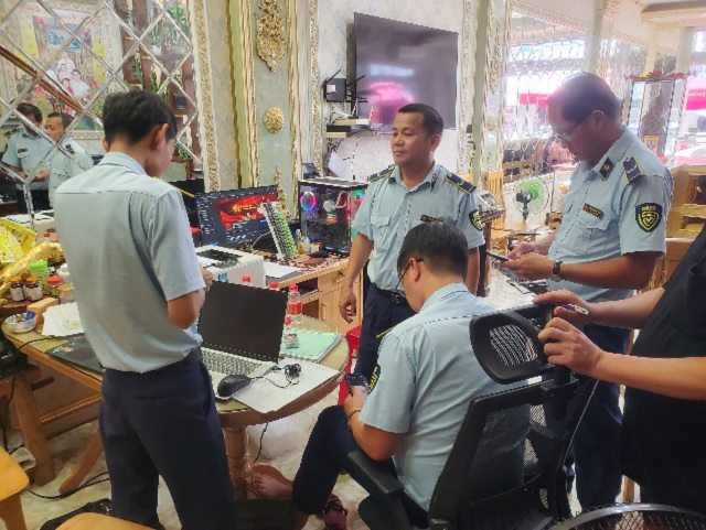 Lực lượng Đội QLTT số 1 kiểm tra một cơ sở kinh doanh. Ảnh: VH Lực lượng Đội QLTT số 1 kiểm tra một cơ sở kinh doanh. Ảnh: VH