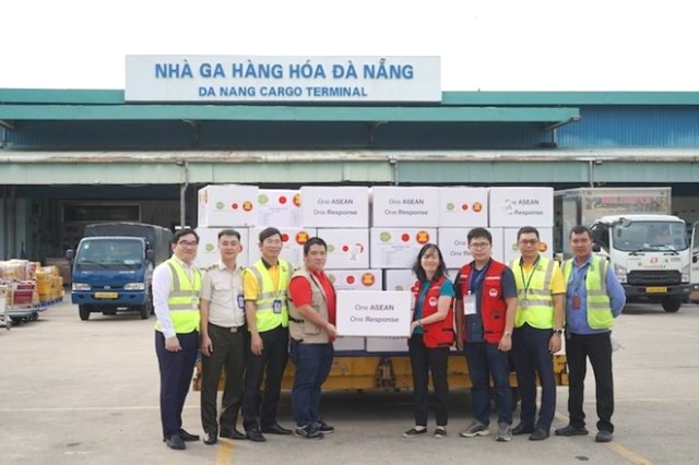 Hàng viện trợ khẩn cấp từ Trung tâm Điều phối ASEAN về hỗ trợ nhân đạo đã hạ cánh xuống sân bay Đà Nẵng. Ảnh: Cục Quản lý đê điều và Phòng, chống thiên tai