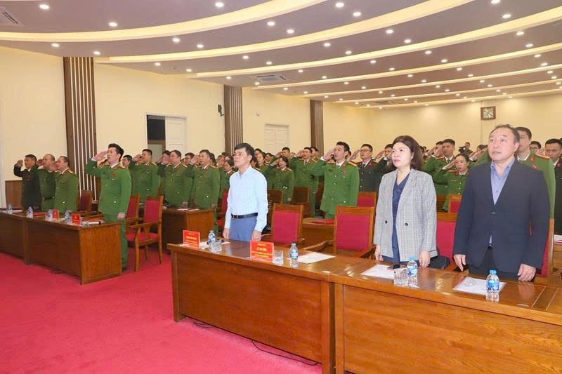 Đại biểu dự hội nghị phát động phong trào thi đua “Ba nhất”.