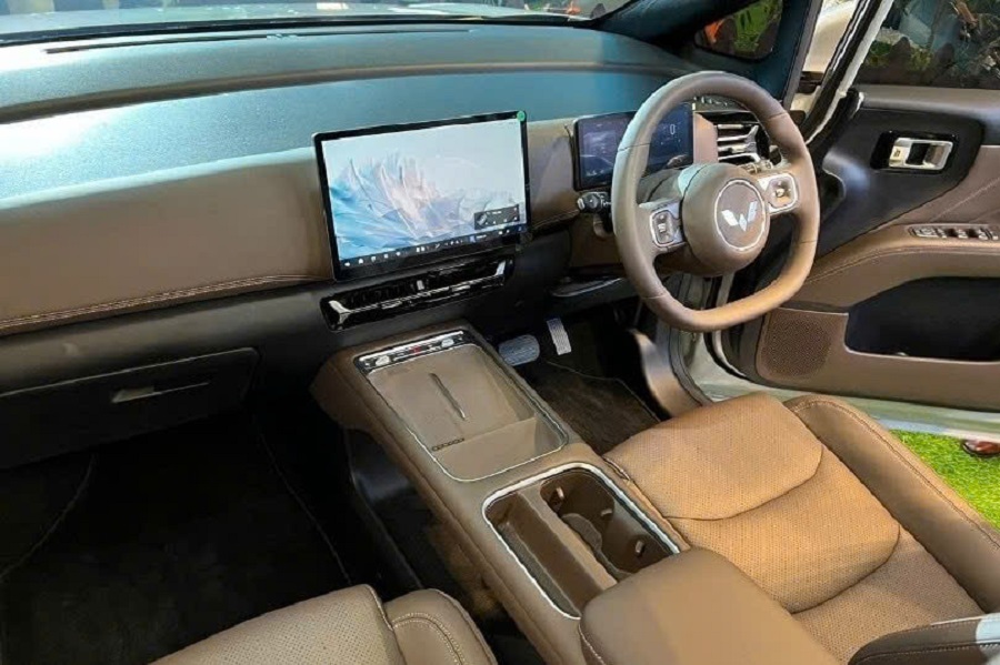 Bên trong cabin, Darion mang phong cách sang trọng với tông màu da Walnut Brown kết hợp ốp Carbon Black, tạo cảm giác ấm áp và cao cấp